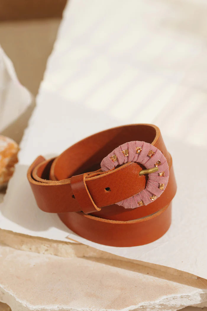 Cinturón pecan hebilla rosa. Des Petits Hauts.