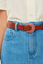 Cargar imagen en el visor de la galería, Cinturón pecan hebilla rosa. Des Petits Hauts.
